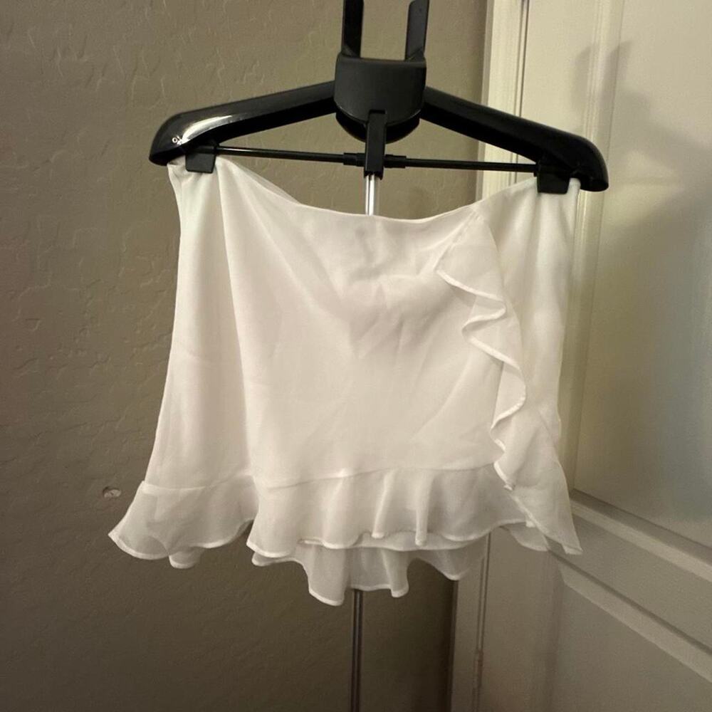 White skirt with ruffle hem